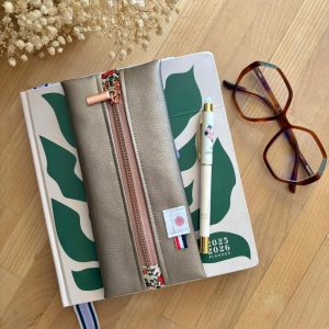 Trousse agenda personnalisée : Mariette - Simili taupe