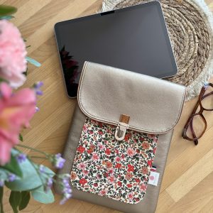 Housse tablette personnalisée (11 pouces) : Bernadette – Jardin floral