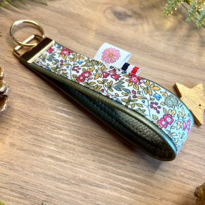 Porte clef : Lisette - simili kaki - champ fleuri