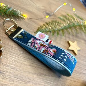 Porte clef : Lisette - simili bleu clair - bleu d'automne