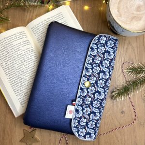 Pochette à livre personnalisé : Henriette - Simili bleu foncé